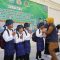 Bupati Dewi saat menyapa anak-anak sekolah.