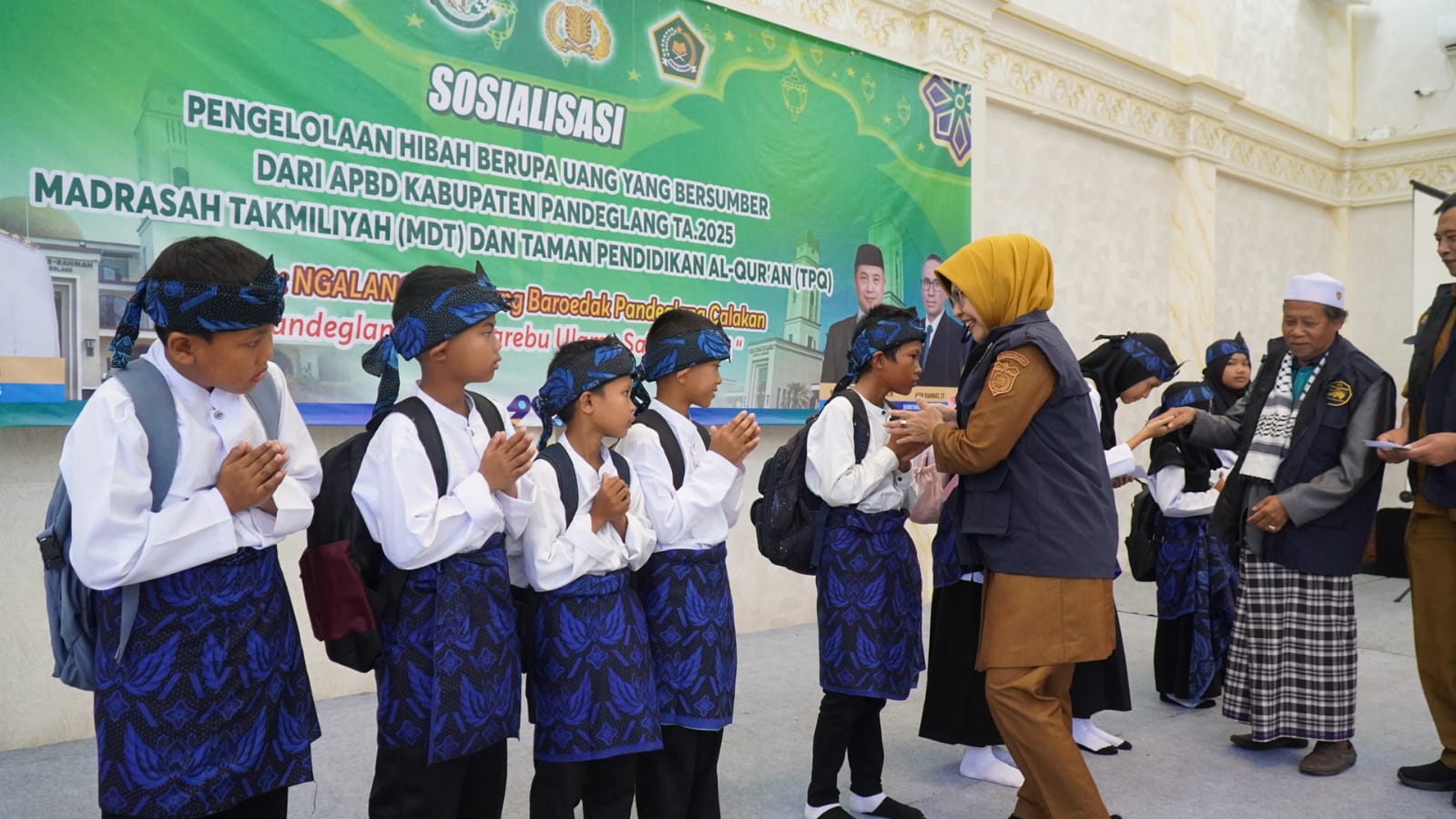 Bupati Dewi saat menyapa anak-anak sekolah.