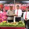 Kapolresta Tangerang saat memberikan tumpeng kehormatan ke Kanit Reskrim Cikupa Ipda Syaiful Rusdiansyah.