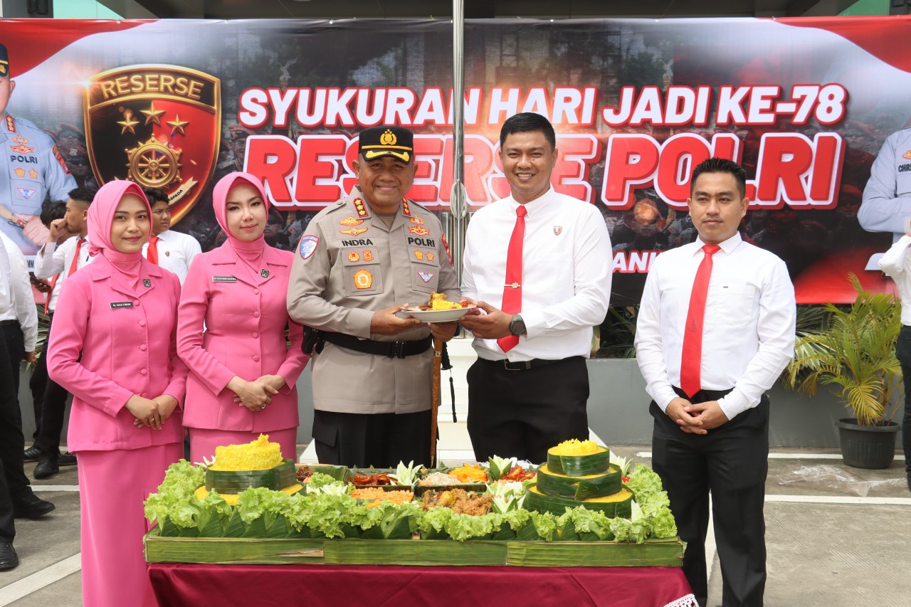 Kapolresta Tangerang saat memberikan tumpeng kehormatan ke Kanit Reskrim Cikupa Ipda Syaiful Rusdiansyah.