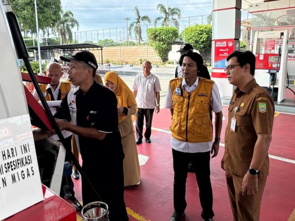 Pastikan Takaran Tepat, DisperindagkopUKM Kota Tangerang Lakukan Pemantauan dan Uji Petik Pompa Ukur di SPBU Jelang Nataru