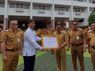 Sachrun-maryono saat menerima langsung penghargaan dari Kasatgas Wilayah II.2 Direktorat Koordinasi dan Supervisi Wilayah II KPK.