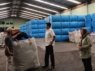 Kepala Bidang Perindustrian pada Dinas PerindagkopUKM Kota Tangerang, Tuti Alawiyah saat melakukan pembinaan kepada perusahaan - perusahaan industri di wilayah Kota Tangerang.