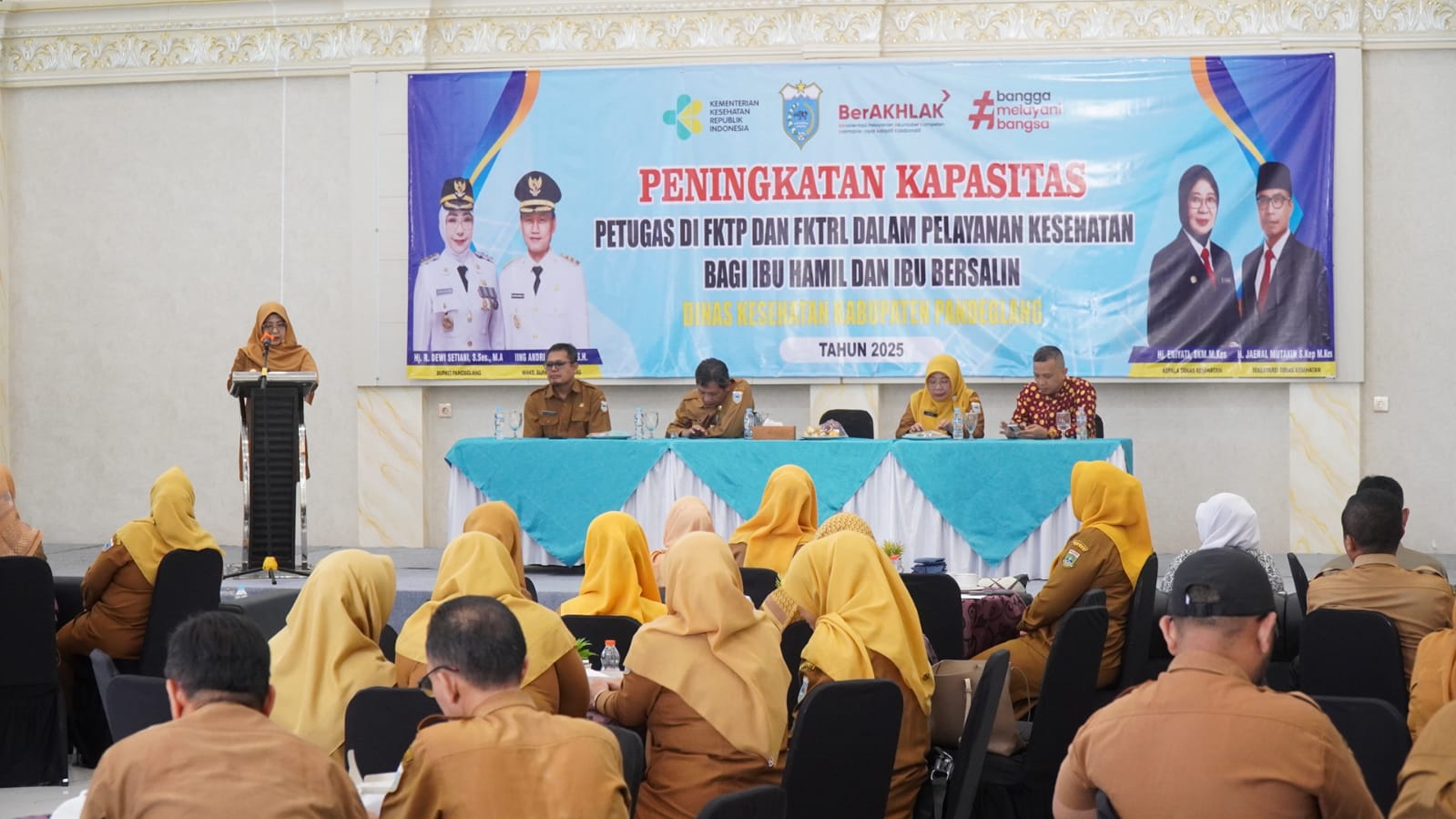 Bupati Dewi Setiani membuka acara Peningkatan Kapasitas Petugas di Fasilitas Kesehatan Tingkat Pertama (FKTP) dan Fasilitas Kesehatan Rujukan Tingkat Lanjutan (FKTRL) dalam pelayanan kesehatan bagi ibu hamil dan ibu menyusui.