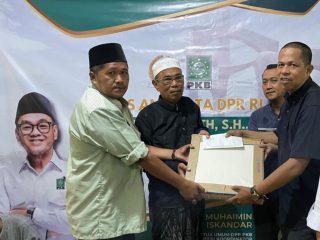 Moh Rano Alfath Gelar Reses dan Berikan Bantuan Keramik ke Majelis Taklim Sumur Bandung Jayanti