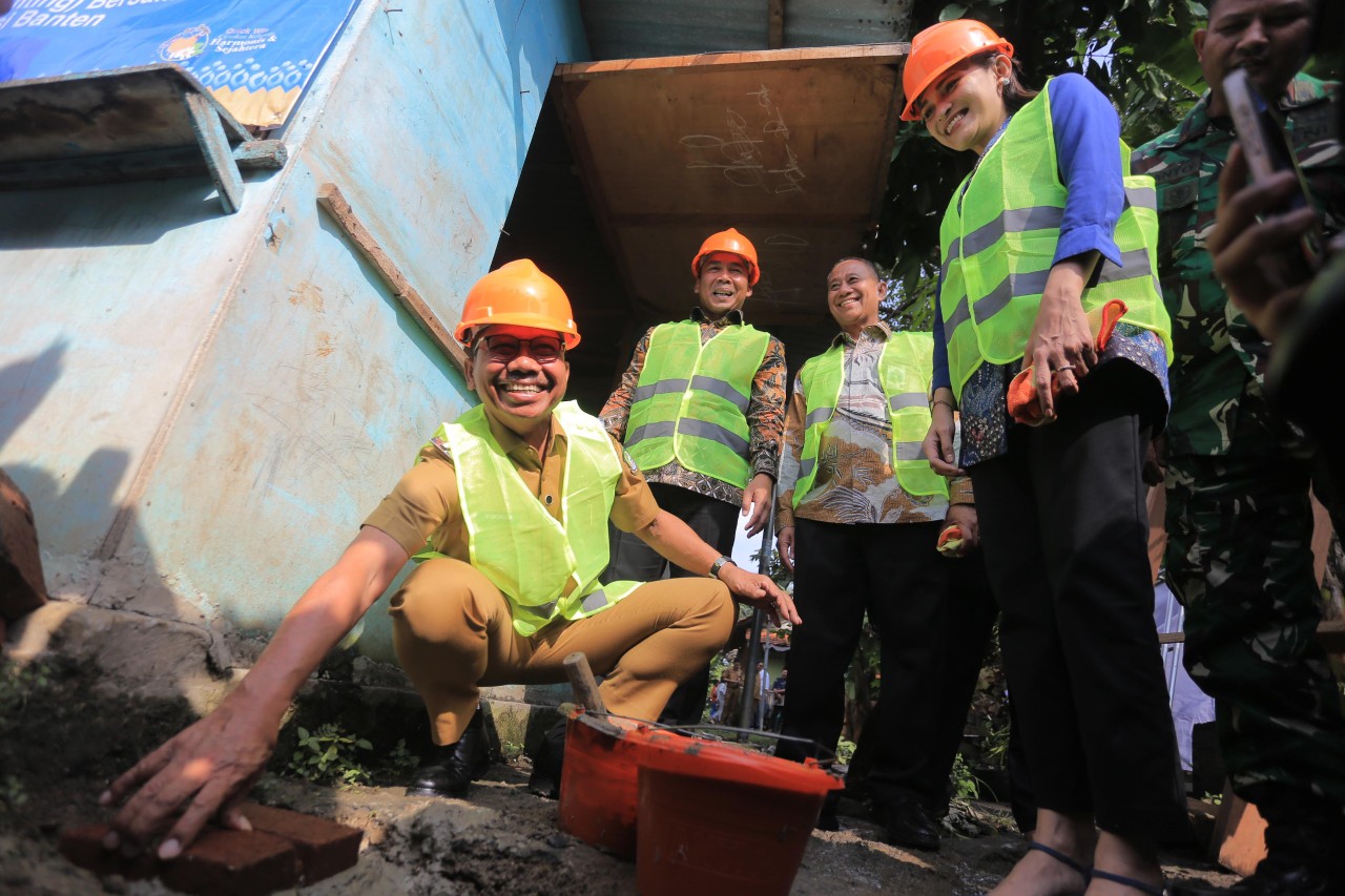 Wali Kota Sachrudin saat peletakan batu merehab rumah warga.