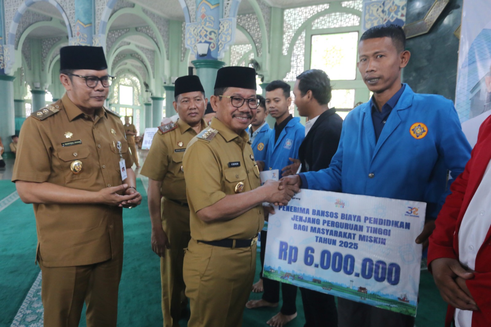 Sachrudin-Maryono saat memberikan beasiswa untuk para Mahasiswa.