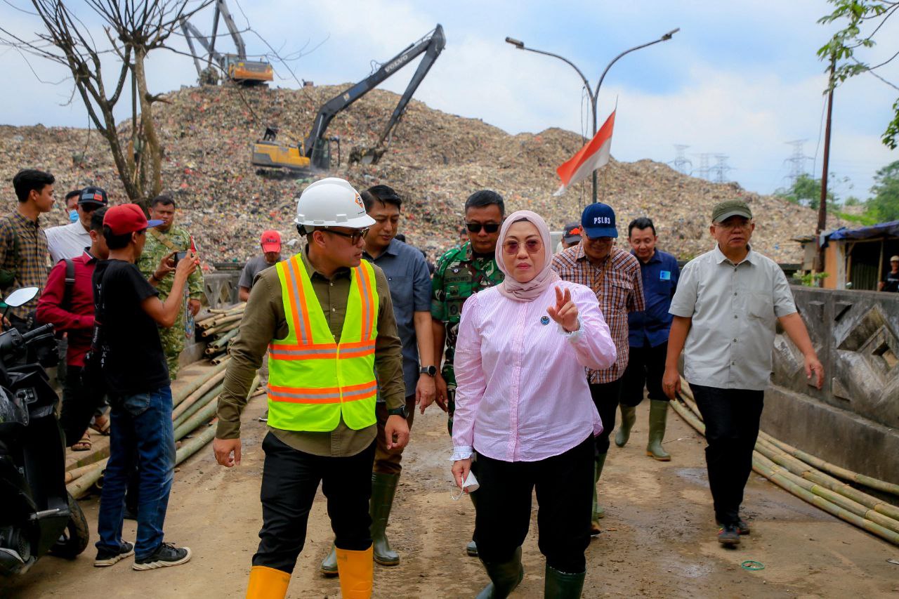 Pilar Saga Ichsan saat mendampingi Deputi Bidang Pengelolaan Sampah, Limbah, dan Bahan Berbahaya dan Beracun KLH, Hanifah Dwi Nirwana di TPA Cipeucang.