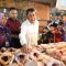Bupati Maesyal saat cek harga di pedagang ayam.