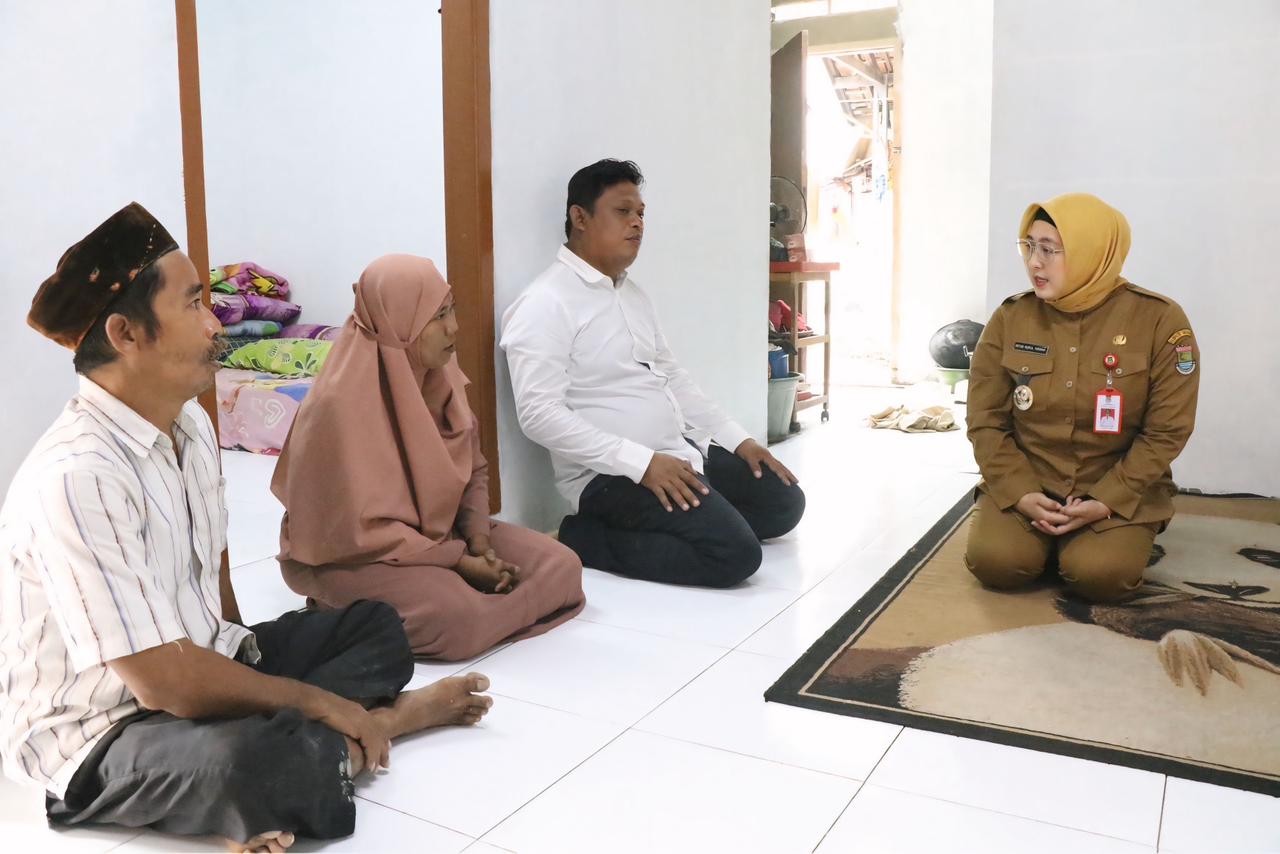 Wabup Intan saat bersama warga yang mendapatkan program RTLH.