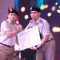 Kepala Kantor Pertanahan Kota Tangerang Selatan, Dr. Seto Priyadi saat menerima piagam penghargaan.