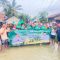 Relawan Rano Alfath saat berikan bantuan untuk warga terdampak banjir.