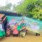 Politisi PKB Rapiudin Akbar saat memberikan bantuan sembako untuk warga terdampak banjir.
