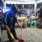 Warga membuang sampah sembarangan diberi sanksi menyapu karena terjaring operasi Gakkumdu.
