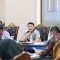 Sekda Deden Apriandhi saat memimpin rapat persiapan pelaksanaan Hari Pers Nasional (HPN) 2026.