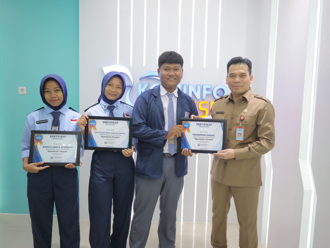 Kadis TB Asep Nurdin saat menyerahkan penghargaan untuk konten kreator lokal.