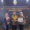 Wakil Wali Kota Pilar Saga Ichsan Didampingi Jajarannya saat menerima penghargaan UHC Award
