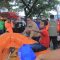 Wakil Wali Kota Tangerang H. Maryono Hasan saat membantu mengevakuasi salah satu anak korban banjir di Kecamatan Periuk, Jumat, (23/01/2026). (Sumber : Prokopim Kota Tangerang)