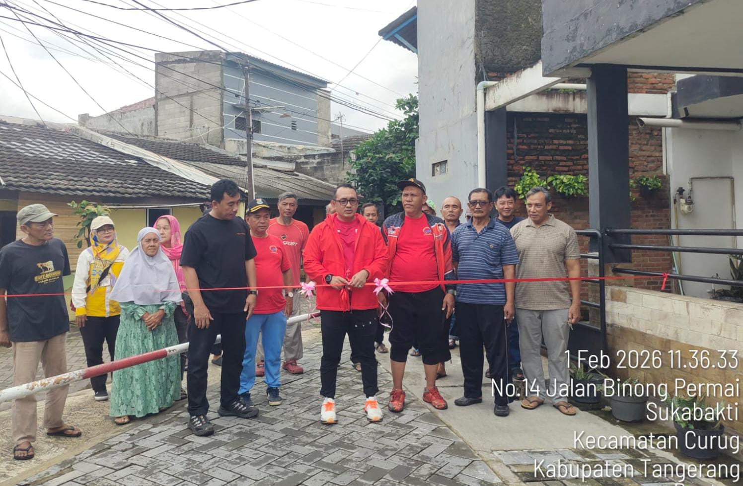 Hugo S Franata Anggota DPRD Kabupaten Tangerang saat meresmikan pembangunan jalan di wilayah Binong.