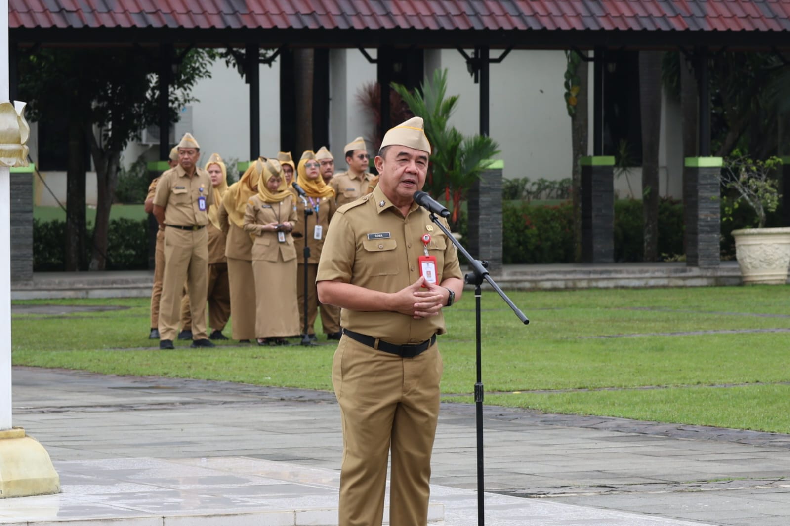 Sekda Soma Atmaja saat memimpin apel ASN.