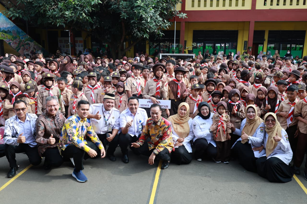 Kegiatan penyerahan CSR Lippoland untuk SD Negeri Binong 1 dan 2.