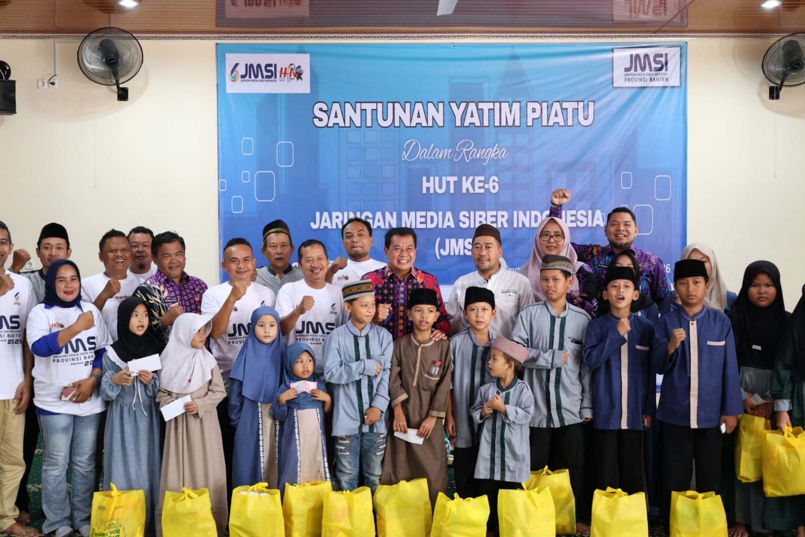 JMSI Banten dan Bupati Maesyal saat bersama anak-anak yatim.