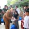 Wabup Intan saat menyantuni anak yatim di acara Tasyakuran HUT ke 8 Kodim 0510 Tigaraksa.