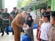 Wabup Intan saat menyantuni anak yatim di acara Tasyakuran HUT ke 8 Kodim 0510 Tigaraksa.