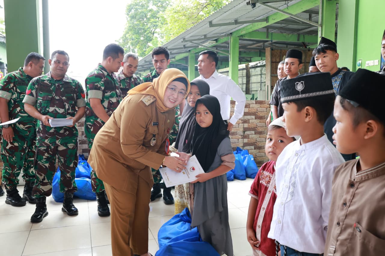 Wabup Intan saat menyantuni anak yatim di acara Tasyakuran HUT ke 8 Kodim 0510 Tigaraksa.