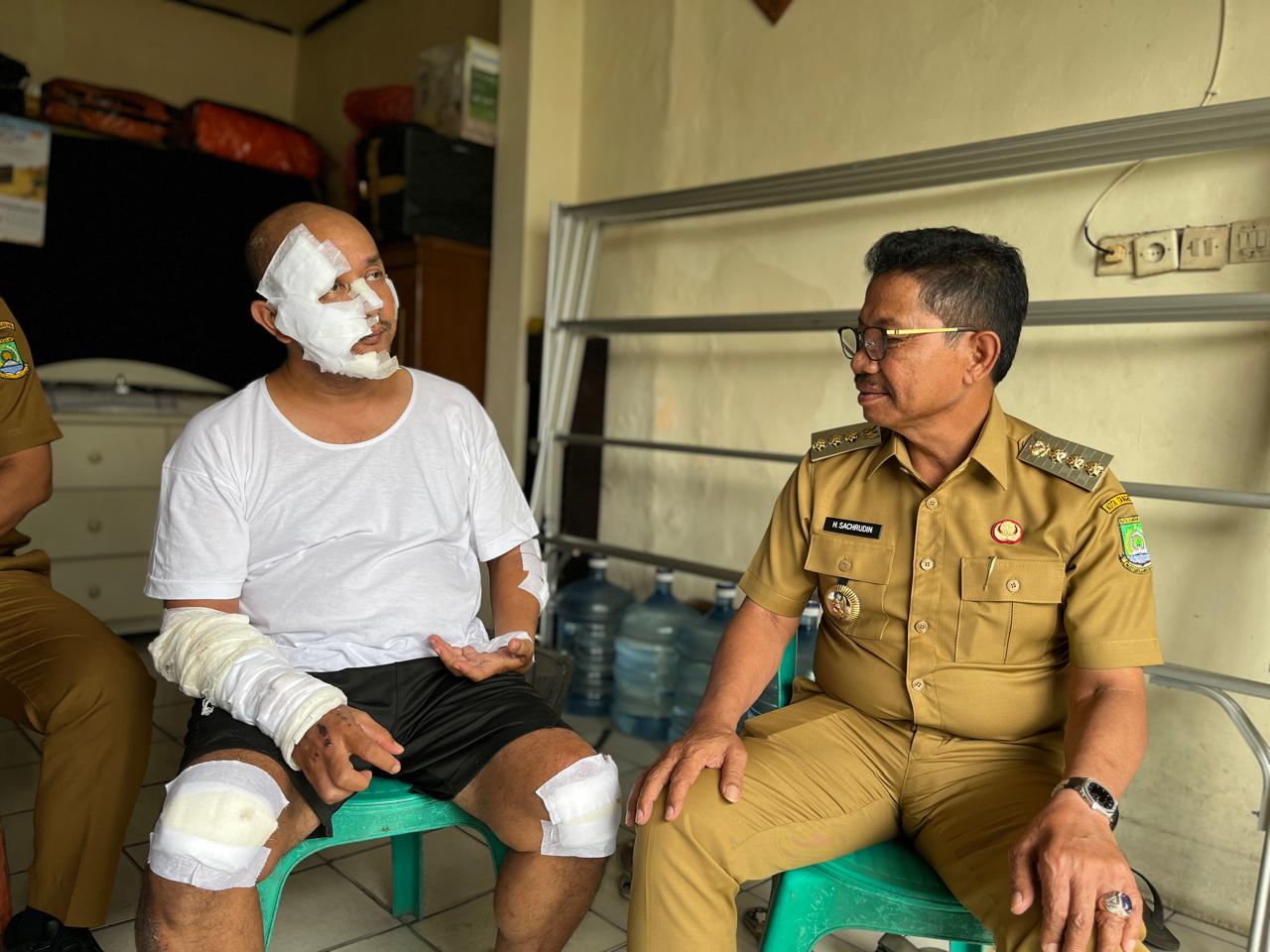 Wali Kota Sachrudin saat jenguk wartawan yang alami kecelakaan.