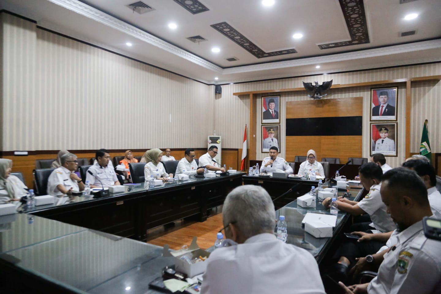 Rapat SAKIP (Sistem Akuntabilitas Kinerja Instansi Pemerintah) dan Zona Integritas Award Tahun 2025 Kementerian Pendayagunaan Aparatur Negara Reformasi Birokrasi (Kemen PAN-RB) di Ruang Rapat Sekretaris Daerah Provinsi Banten.