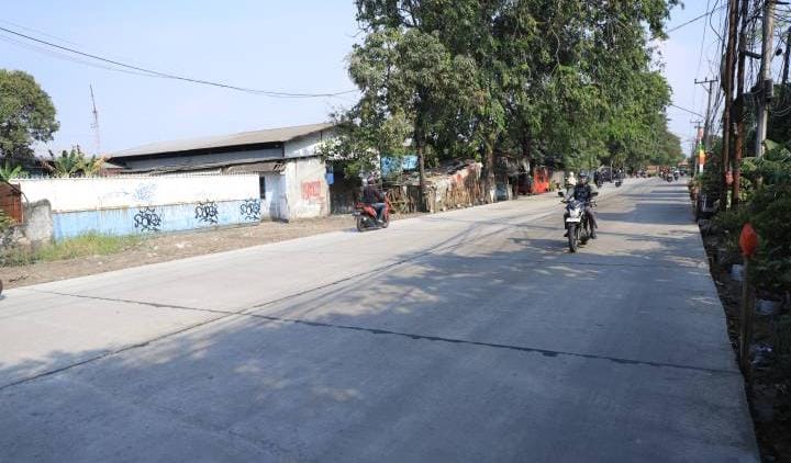 Jalan di wilayah Kota Tangerang.