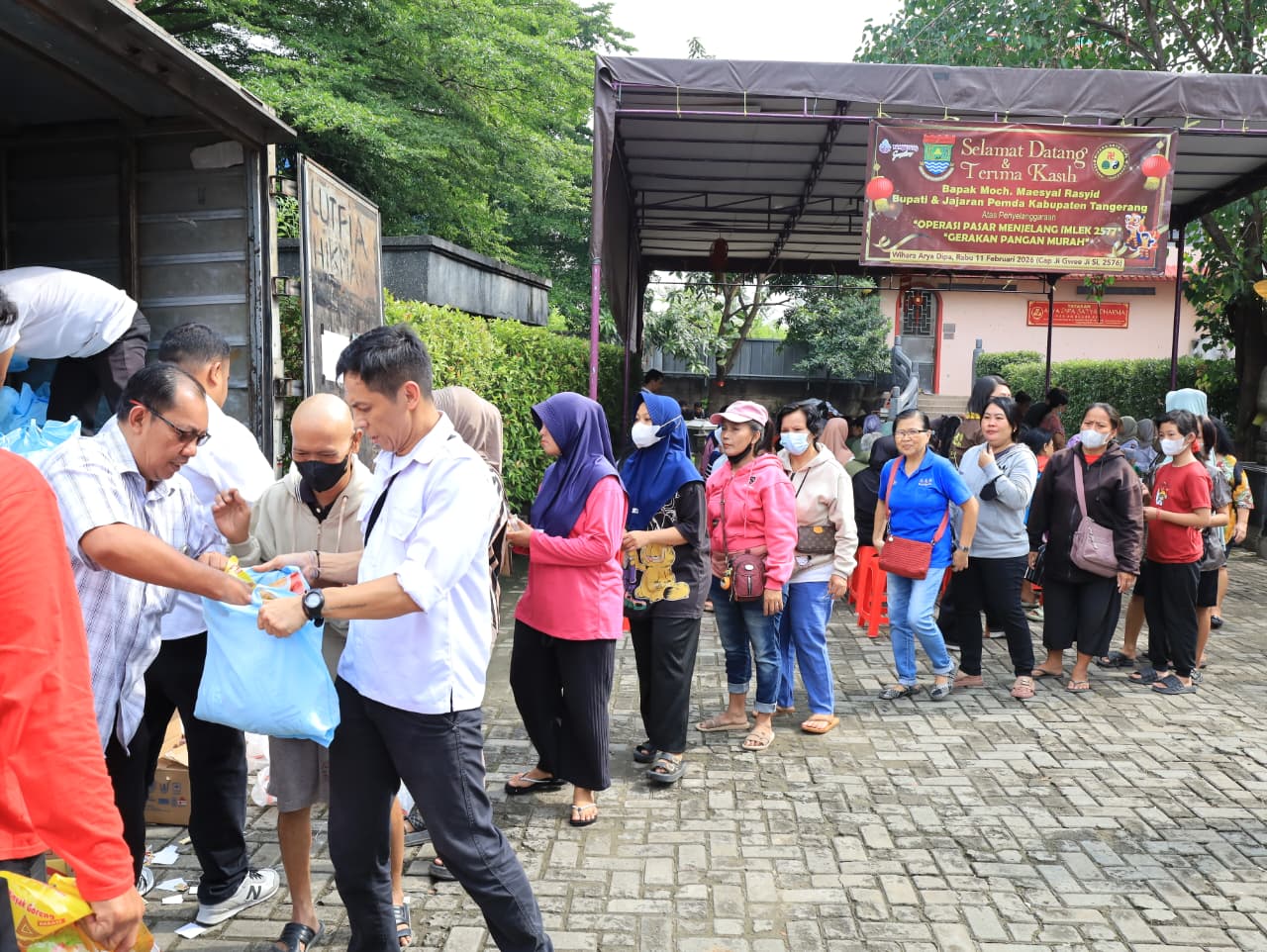 Warga berbondong-bondong antusias mengikuti Gerakan Pangan Murah (GPM).