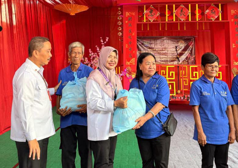 Kepala Disperindag, Resmiati Marningsih saat melayani warga.