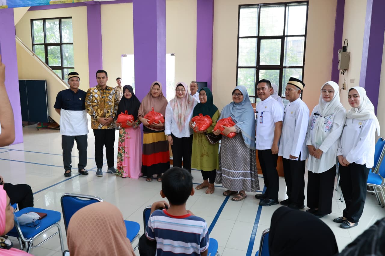 Wabup Intan bersama Camat Dadang saat langsung melayani warga yang mengikuti gerakan pangan murah.