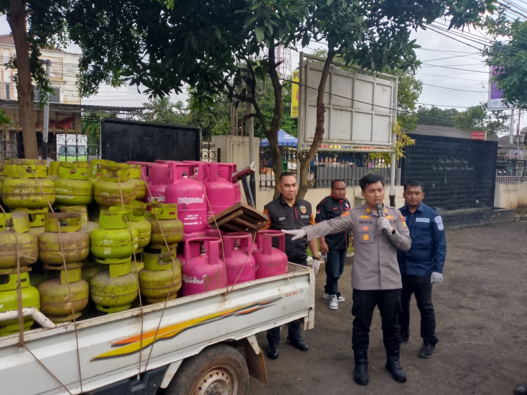 Kapolsek AKP Hadista Pramana Tampubolon dan tim anggotanya saat menunjukan barang bukti Gas LPG yang berhasil diamankan.
