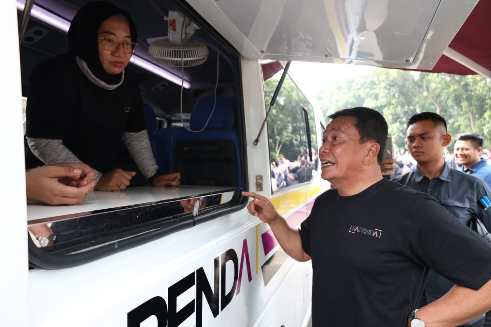 Bupati Maesyal saat melihat pelayanan pajak di mobil Bapenda.