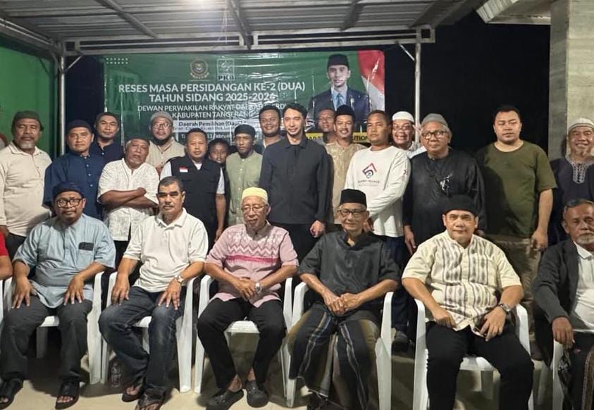 Iqrar Risyad Nasution Anggota DPRD Kabupaten Tangerang dari fraksi PKB saat foto bersama masyarakat.