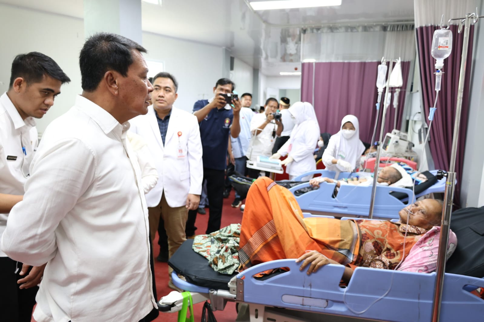 Bupati saat menjenguk wara pasien - pasien di RSUD Balaraja.