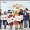 Jajaran manajemen Pegadaian Kantor Wilayah IX Jakarta 2 berfoto bersama para pemenang Program Badai Emas 2025 usai penyerahan hadiah utama Tabungan Emas 1 kilogram, mobil Grand Max Niaga, paket umrah, dan smartphone di Digital Lounge Tring!, Mall Kota Kasablanka, Jakarta, Minggu (8/2/2026). (Foto: Ist)