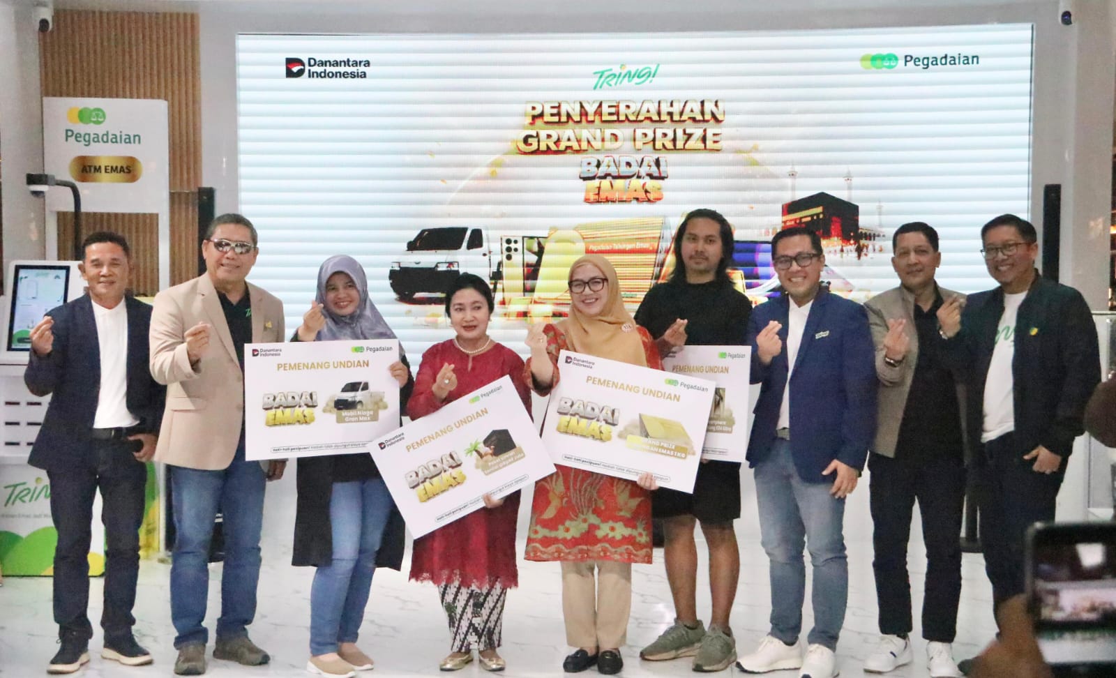 Jajaran manajemen Pegadaian Kantor Wilayah IX Jakarta 2 berfoto bersama para pemenang Program Badai Emas 2025 usai penyerahan hadiah utama Tabungan Emas 1 kilogram, mobil Grand Max Niaga, paket umrah, dan smartphone di Digital Lounge Tring!, Mall Kota Kasablanka, Jakarta, Minggu (8/2/2026). (Foto: Ist)