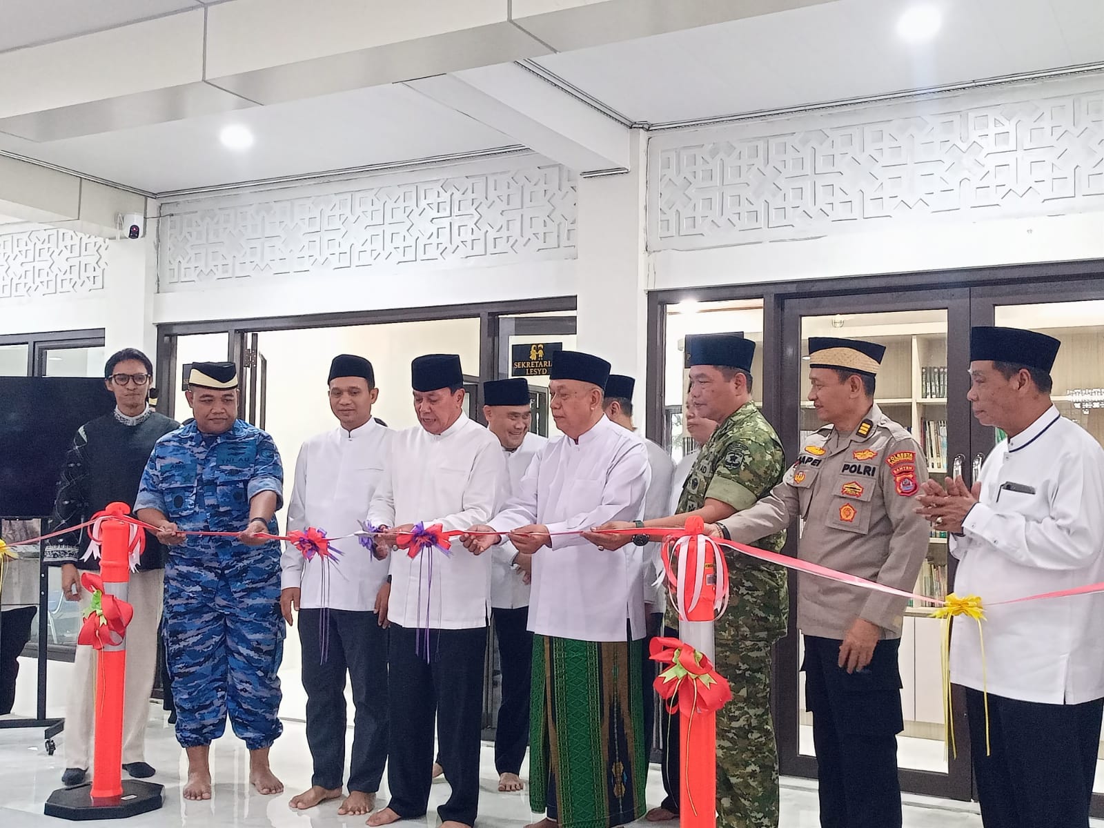 Bupati Maesyal saat meresmikan fasilitas baru di Masjid Al Amjad Tigaraksa.
