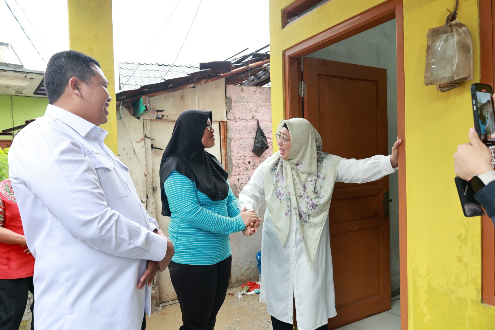 Wabup Intan bersama dewan Imam Sucipto saat meninjau Progres Renovasi RTLH di Sukabakti.