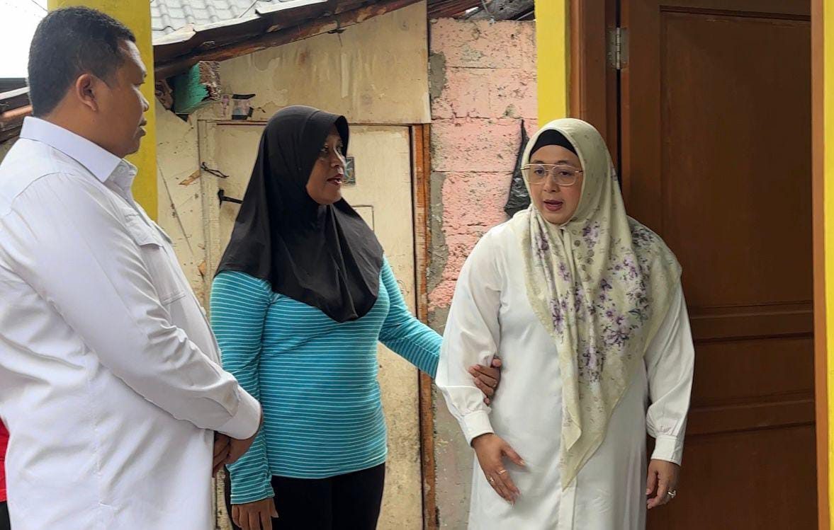 Wabup Intan bersama dewan Imam Sucipto saat meninjau Progres Renovasi RTLH di Sukabakti.