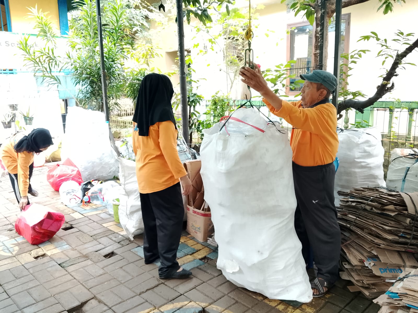Warga saat menjual sampah kardus.