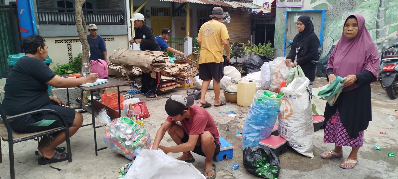 Warga saat mengumpulkan sampah yang akan dijual.