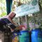 Warga saat membuang sampah organik.