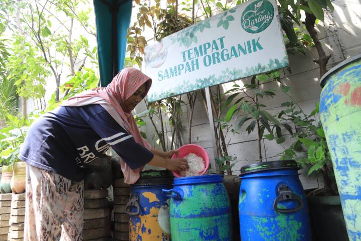 Warga saat membuang sampah organik.