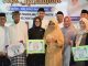 Bupati Dewi saat memberikan bantuan di Masjid Jami Nurul Amal.