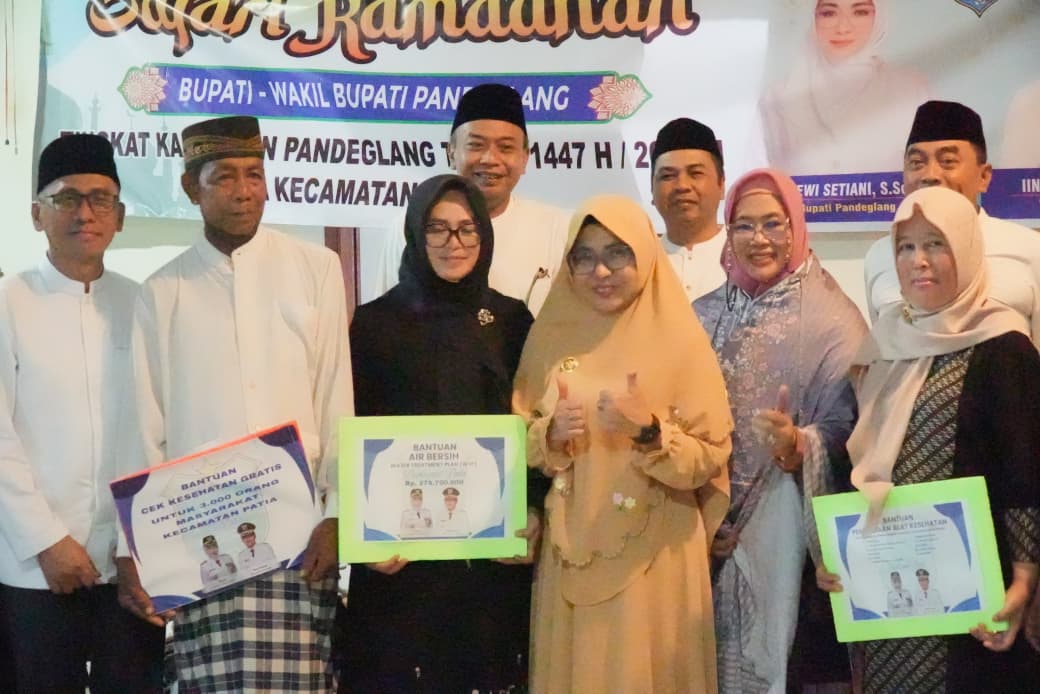 Bupati Dewi saat memberikan bantuan di Masjid Jami Nurul Amal.